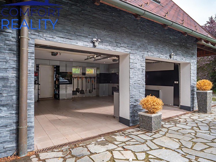 Prodej rodinného domu 300 m², pozemek 2 490 m² - foto 2