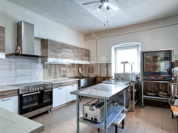 Prodej rodinného domu 490 m², pozemek 2 332 m² - foto 4