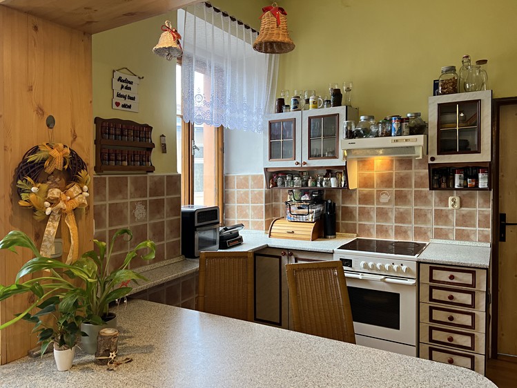 Prodej rodinného domu 552 m², pozemek 446 m² - foto 3