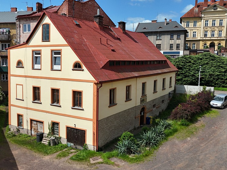 Prodej rodinného domu 552 m², pozemek 446 m² - foto 1