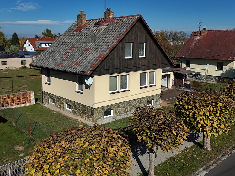 Prodej rodinného domu 194 m², pozemek 905 m² - foto 1