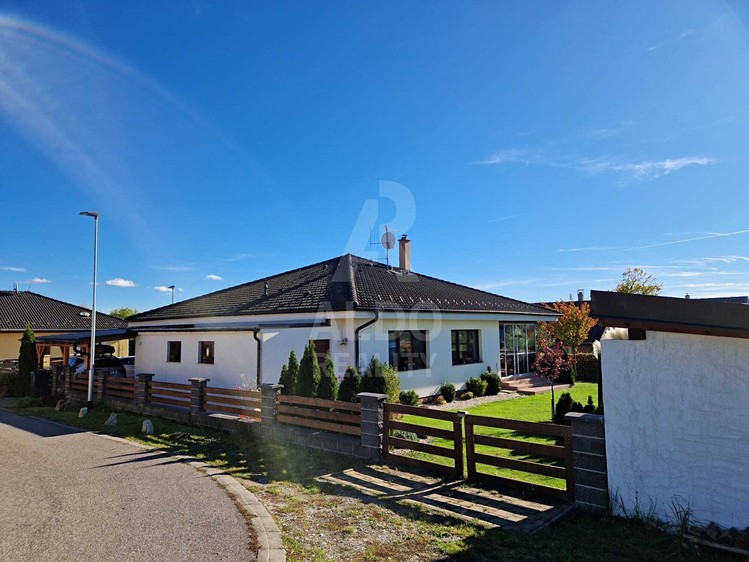Prodej rodinného domu 222 m², pozemek 862 m² - foto 1