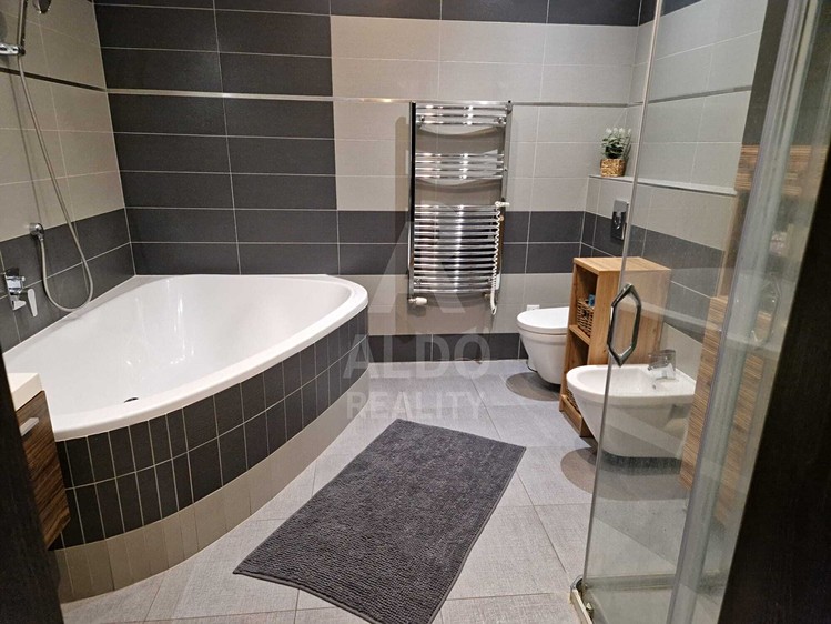 Prodej rodinného domu 222 m², pozemek 862 m² - foto 7