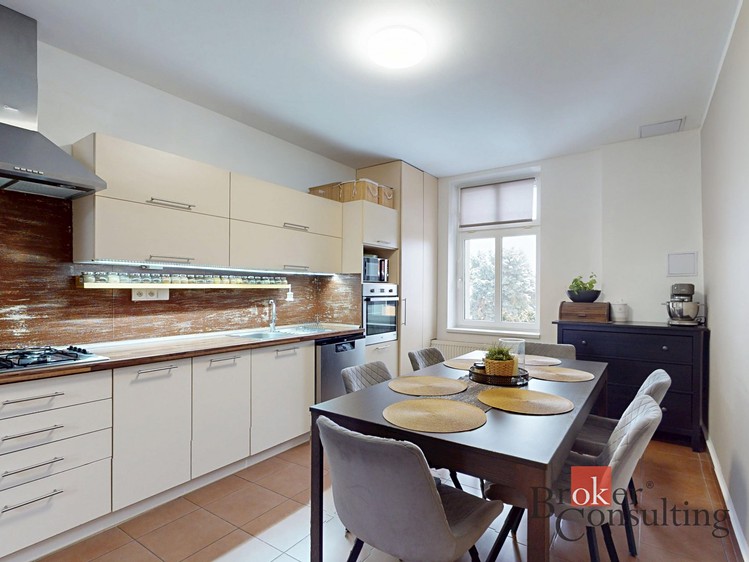 Prodej rodinného domu 343 m², pozemek 737 m² - foto 2