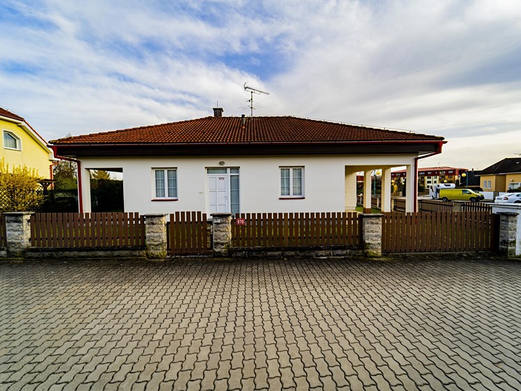 Prodej rodinného domu 126 m², pozemek 588 m² - foto 1
