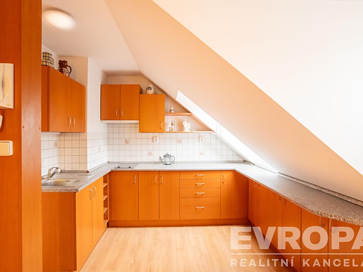Prodej rodinného domu 180 m², pozemek 175 m² - foto 3