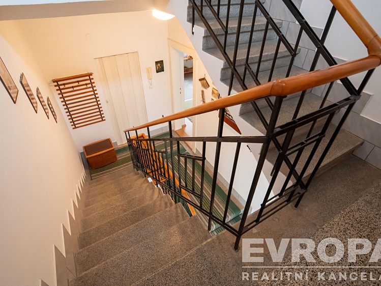 Prodej rodinného domu 180 m², pozemek 175 m² - foto 7