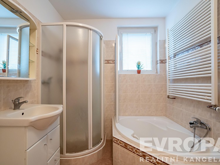 Prodej rodinného domu 180 m², pozemek 175 m² - foto 5