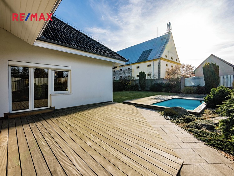 Prodej rodinného domu 251 m², pozemek 687 m² - foto 2