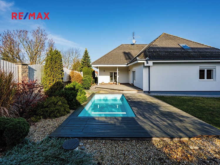 Prodej rodinného domu 251 m², pozemek 687 m² - foto 1