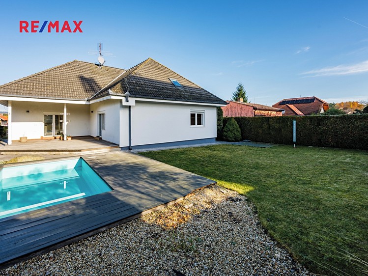 Prodej rodinného domu 251 m², pozemek 687 m² - foto 3