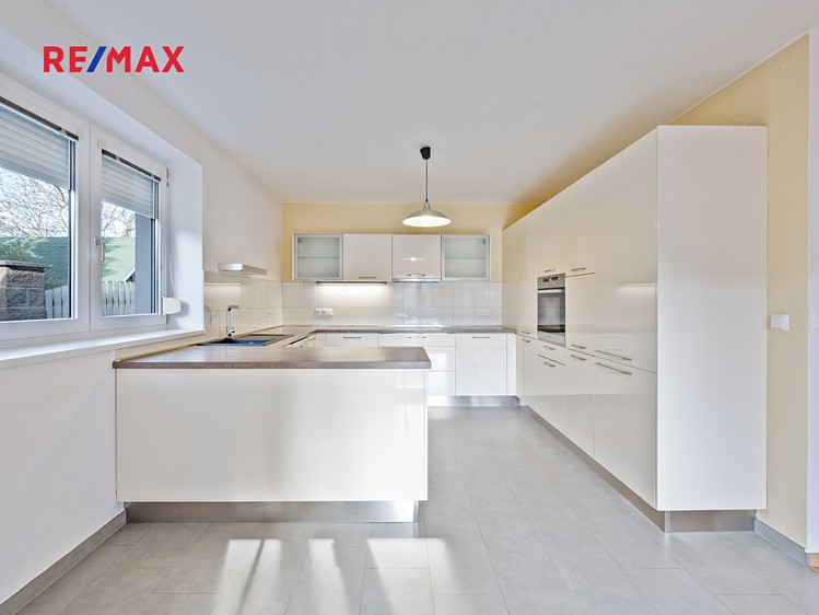 Prodej rodinného domu 251 m², pozemek 687 m² - foto 5