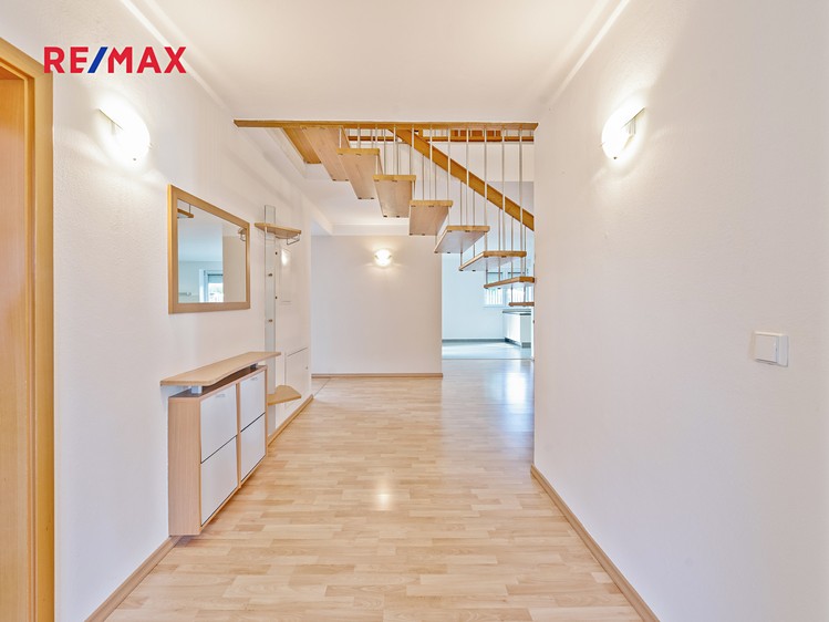 Prodej rodinného domu 251 m², pozemek 687 m² - foto 8