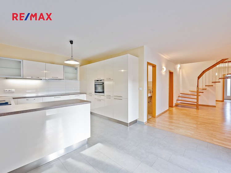 Prodej rodinného domu 251 m², pozemek 687 m² - foto 7