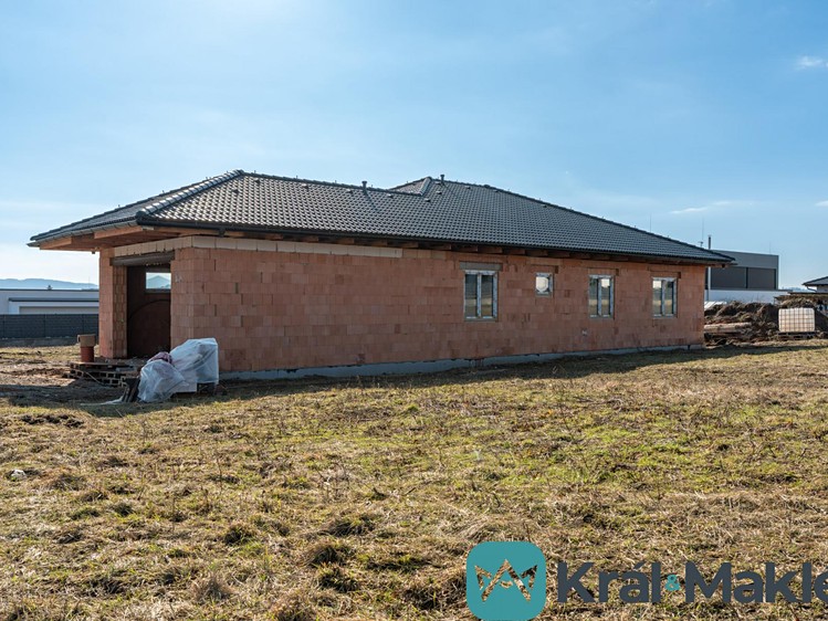 Prodej rodinného domu 172 m², pozemek 805 m² - foto 1