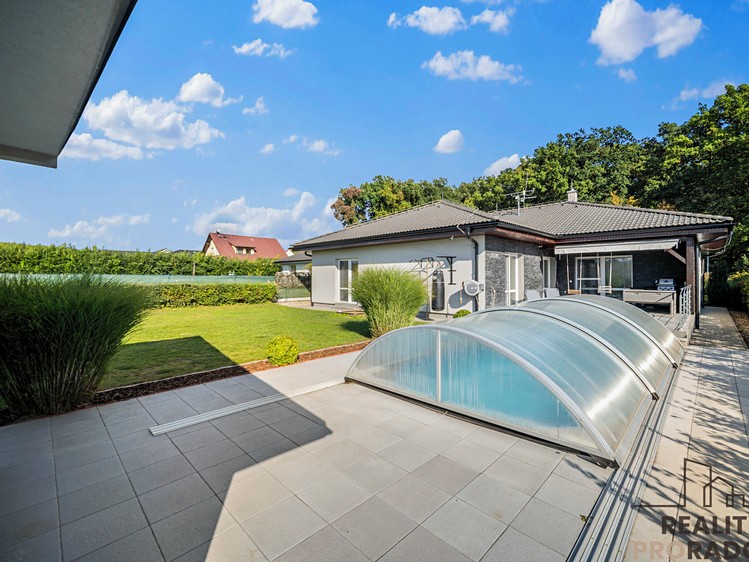 Prodej rodinného domu 200 m², pozemek 1 061 m² - foto 1