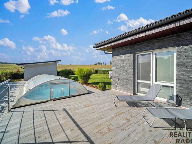 Prodej rodinného domu 200 m², pozemek 1 061 m² - foto 8