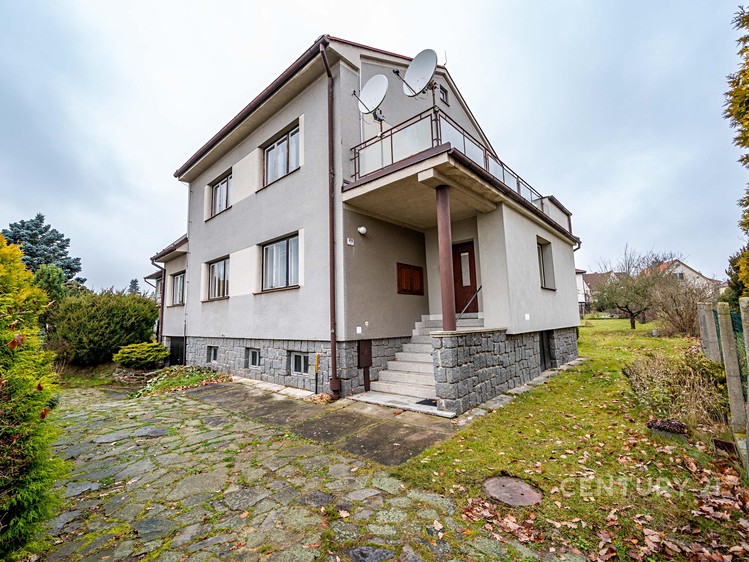 Prodej rodinného domu 250 m², pozemek 1 046 m² - foto 1