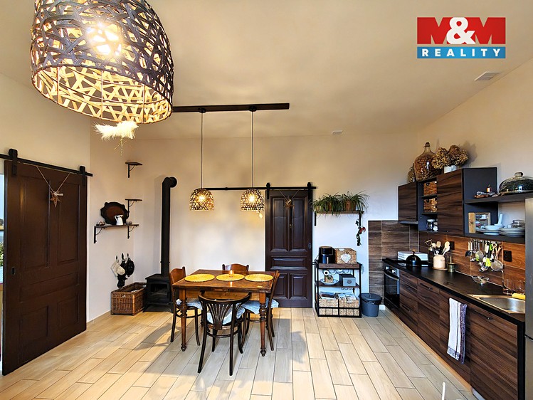 Prodej rodinného domu 197 m², pozemek 1 142 m² - foto 4