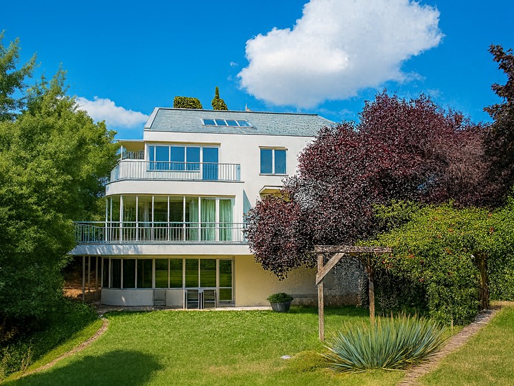 Prodej vily 986 m², pozemek 1 955 m² - foto 1