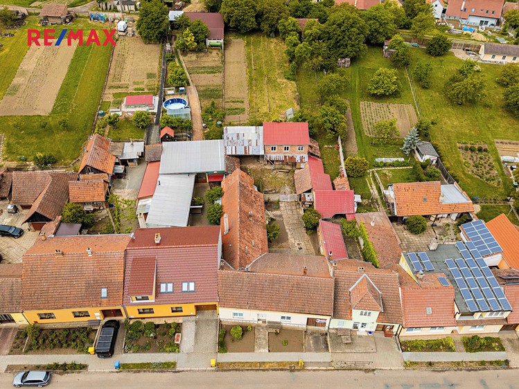 Prodej rodinného domu 250 m², pozemek 1 683 m² - foto 1
