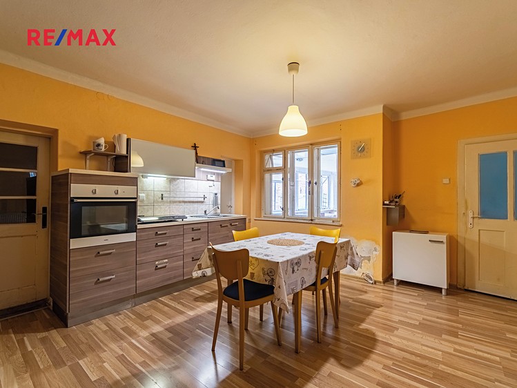 Prodej rodinného domu 250 m², pozemek 1 683 m² - foto 4