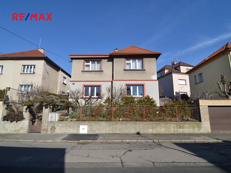 Prodej podílu 1/2 rodinného domu 74 m², pozemek 275 m² - foto 1