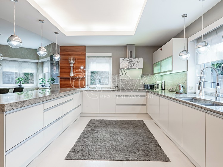 Prodej rodinného domu 540 m², pozemek 1 749 m² - foto 2