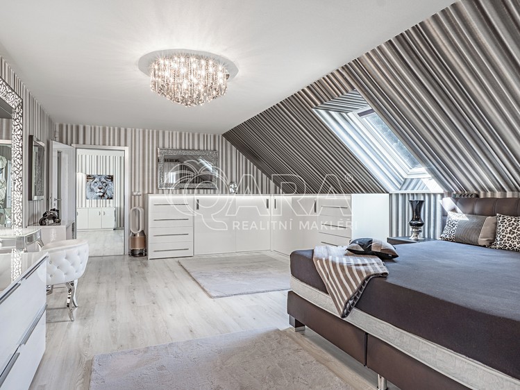 Prodej rodinného domu 540 m², pozemek 1 749 m² - foto 6