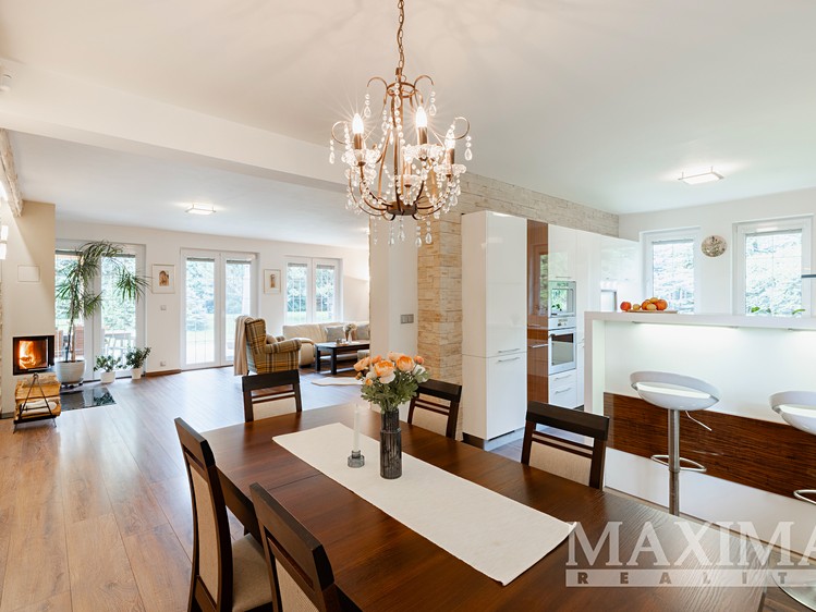 Prodej rodinného domu 274 m², pozemek 1 202 m² - foto 1