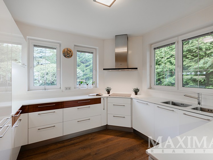 Prodej rodinného domu 274 m², pozemek 1 202 m² - foto 6