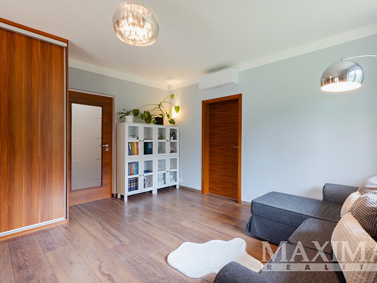 Prodej rodinného domu 274 m², pozemek 1 202 m² - foto 8
