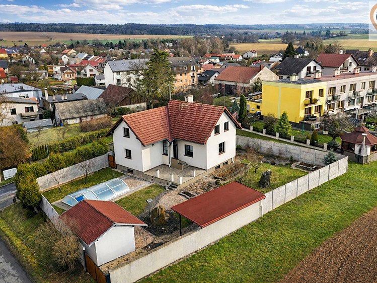 Prodej rodinného domu 250 m², pozemek 775 m² - foto 1