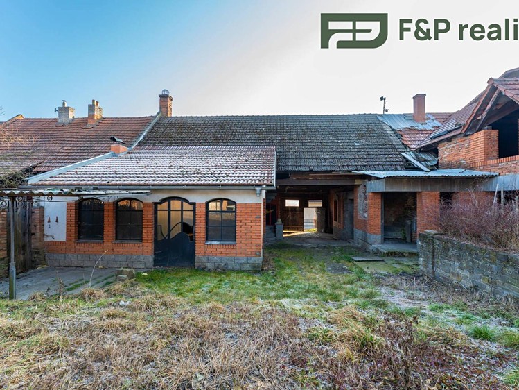 Prodej rodinného domu 330 m², pozemek 864 m² - foto 2
