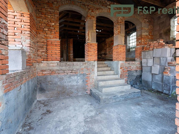 Prodej rodinného domu 330 m², pozemek 864 m² - foto 4