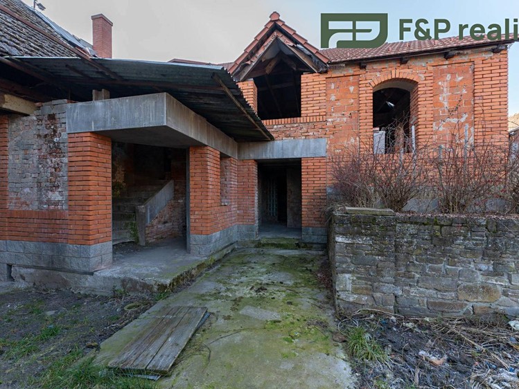 Prodej rodinného domu 330 m², pozemek 864 m² - foto 1