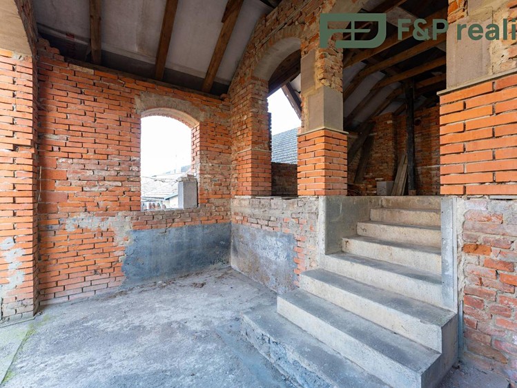 Prodej rodinného domu 330 m², pozemek 864 m² - foto 5