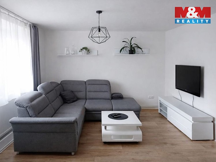Prodej rodinného domu 191 m², pozemek 989 m² - foto 2