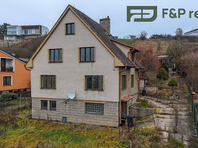 Prodej rodinného domu 228 m², pozemek 678 m² - foto 1