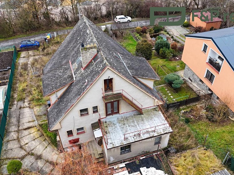 Prodej rodinného domu 228 m², pozemek 678 m² - foto 2