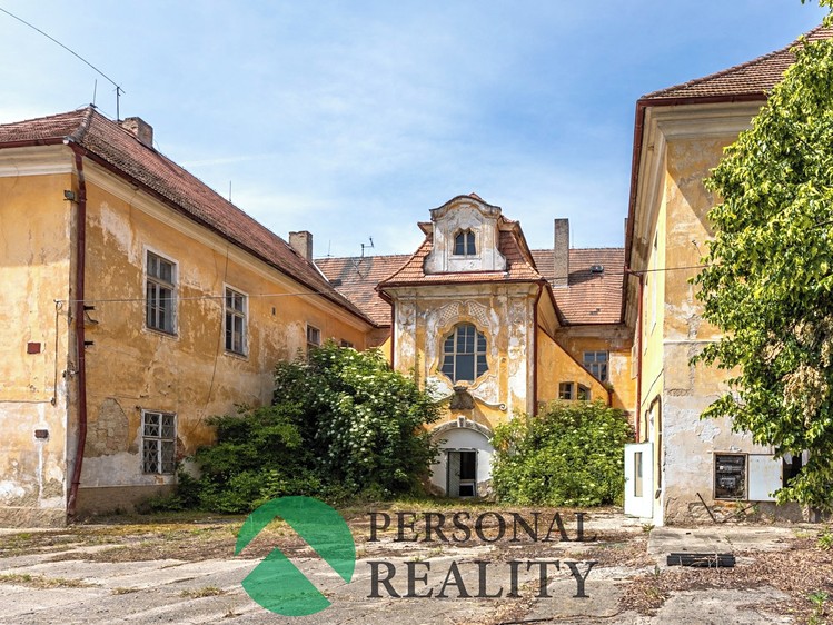 Prodej rodinného domu 2 000 m², pozemek 6 500 m² - foto 1