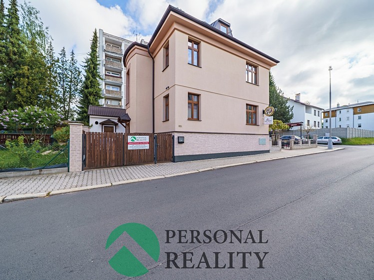 Prodej rodinného domu 616 m², pozemek 439 m² - foto 1