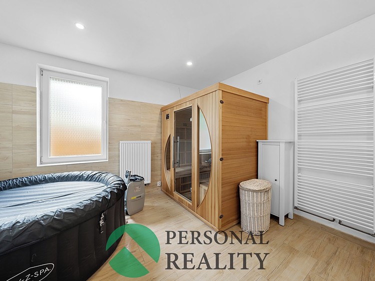 Prodej rodinného domu 280 m², pozemek 716 m² - foto 1