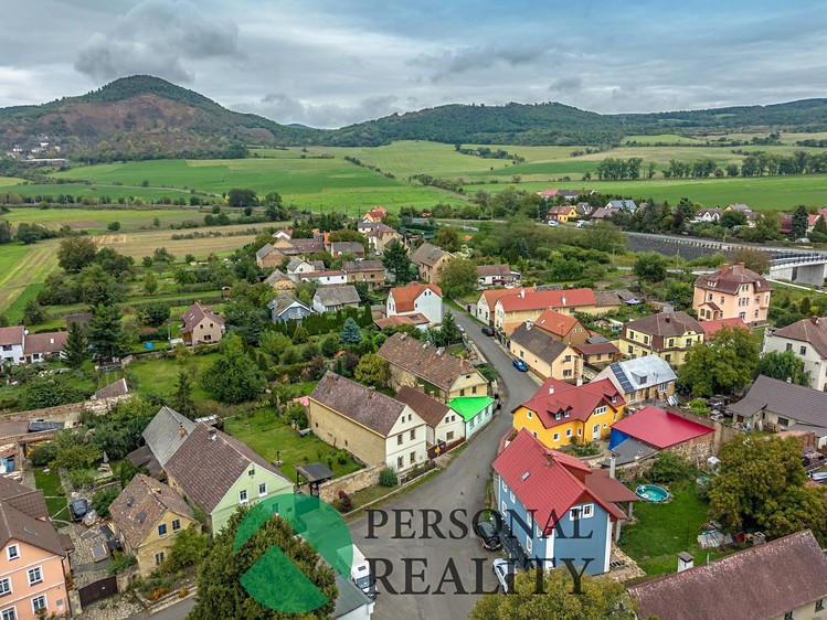 Prodej rodinného domu 270 m², pozemek 672 m² - foto 4