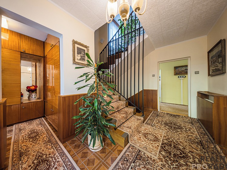 Prodej rodinného domu 420 m², pozemek 753 m² - foto 4