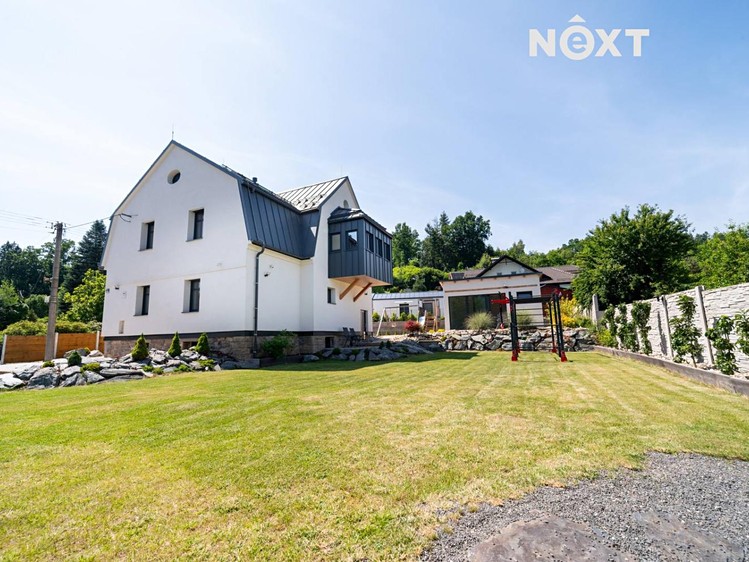 Prodej vily 274 m², pozemek 900 m² - foto 1