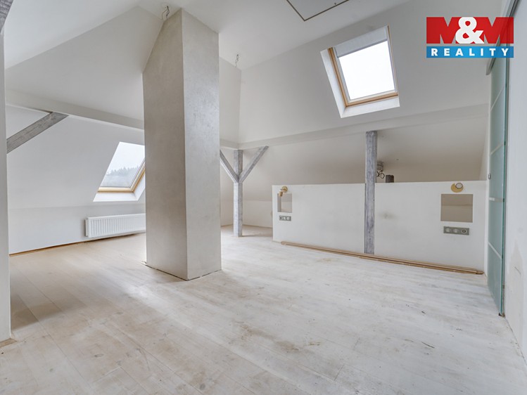 Prodej rodinného domu 290 m², pozemek 888 m² - foto 2