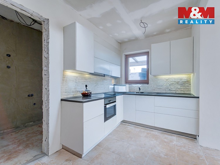 Prodej rodinného domu 290 m², pozemek 888 m² - foto 7