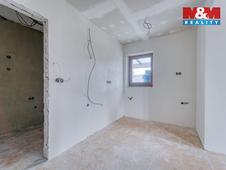 Prodej rodinného domu 290 m², pozemek 888 m² - foto 6
