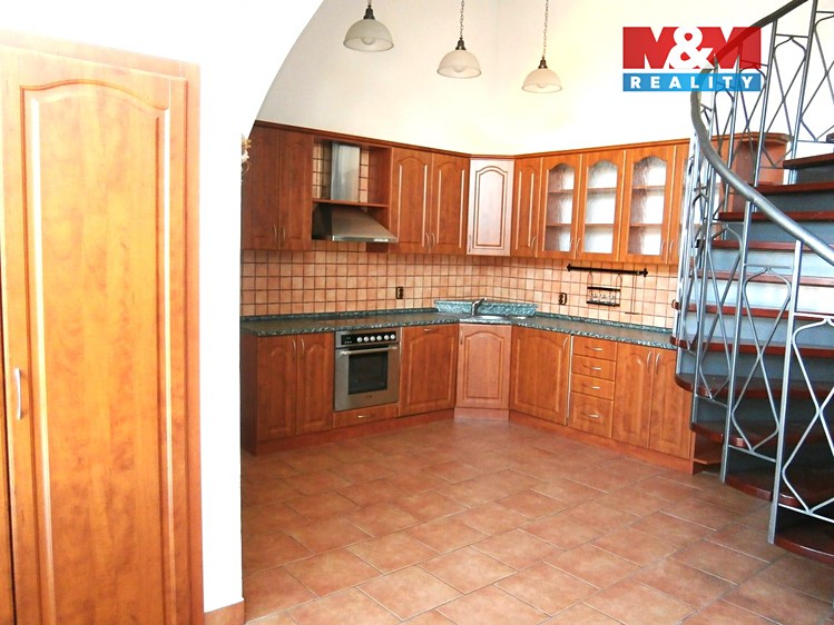 Prodej rodinného domu 218 m², pozemek 279 m² - foto 2